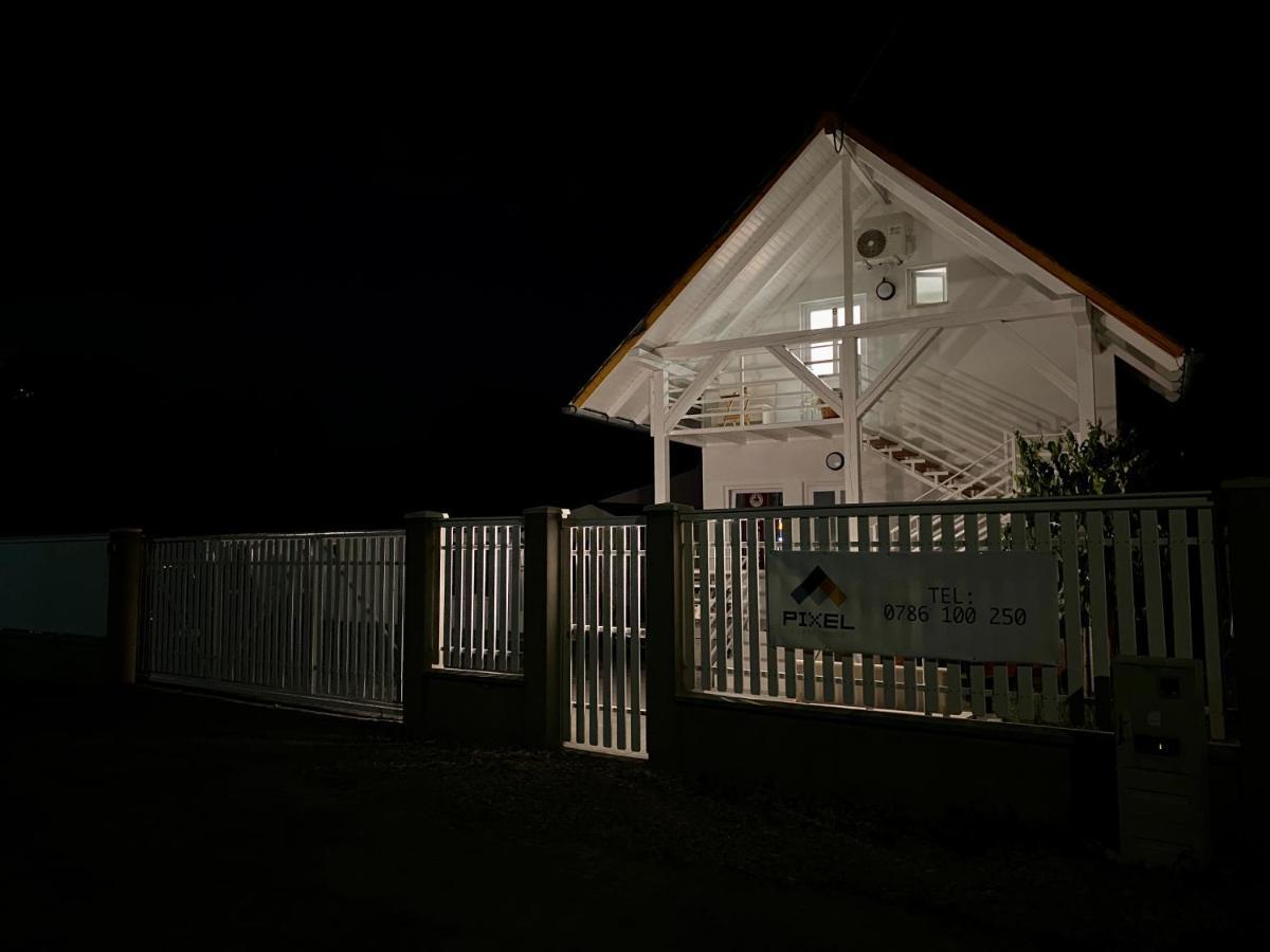 Tîrgu Secuiesc Pixel Guesthouse מראה חיצוני תמונה